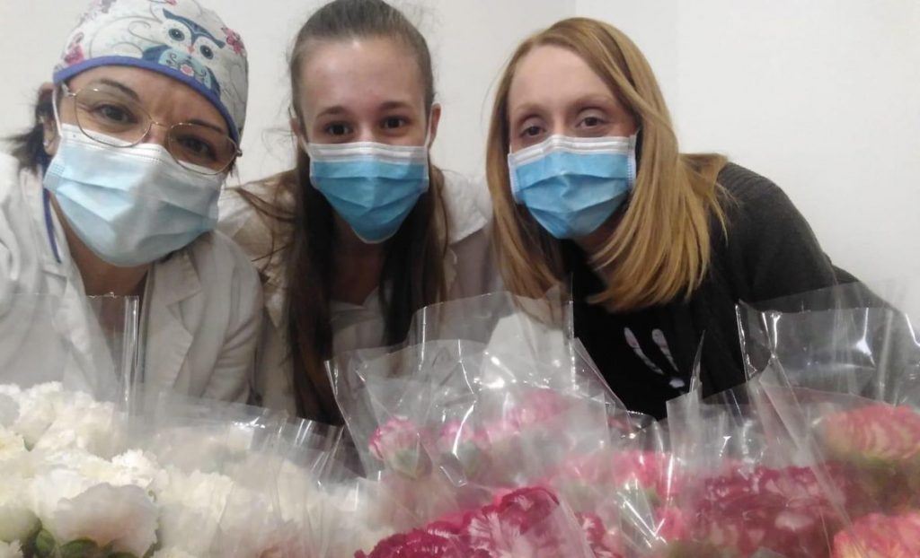 Los mostradores del hospital se han llenado de flores gracias a Cristina Garrido