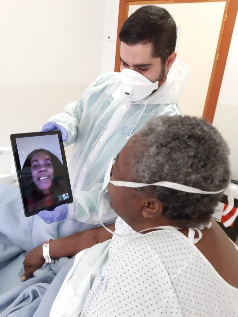 Las videollamadas con los seres queridos ayudan a la recuperación de los pacientes