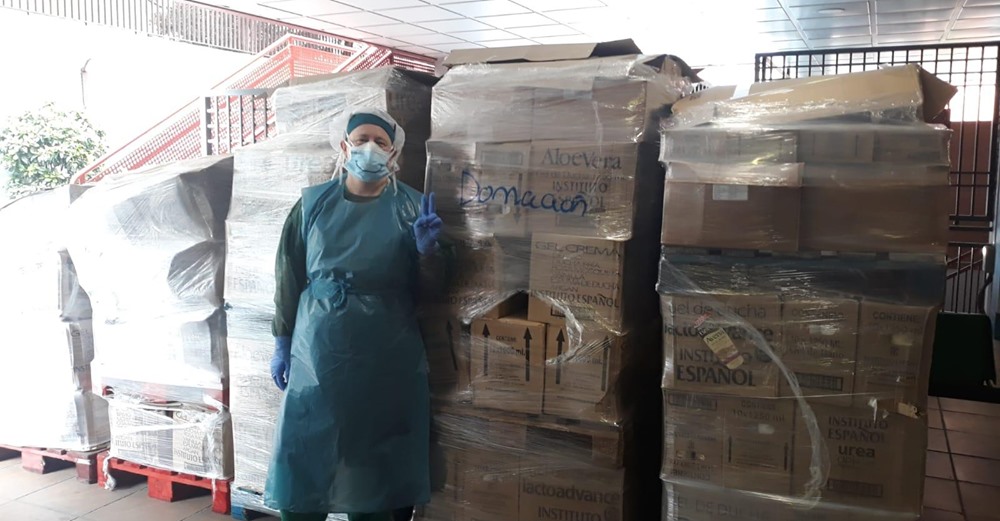 Una compañera consigue 9 palés con productos de aseo para pacientes del HSFDA